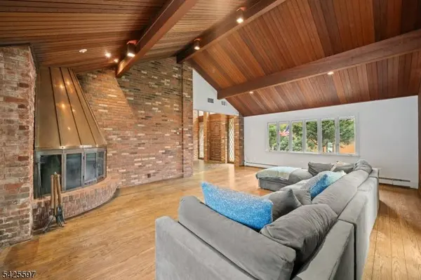 77 Macarthur Dr, Clifton City, NJ 07013