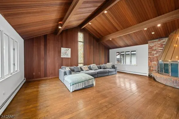 77 Macarthur Dr, Clifton City, NJ 07013