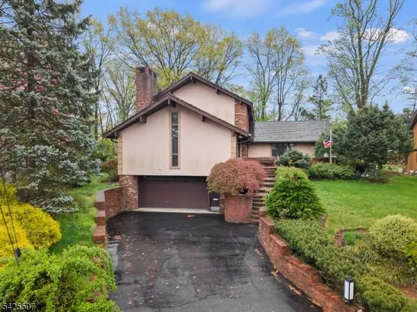 77 Macarthur Dr, Clifton City, NJ 07013