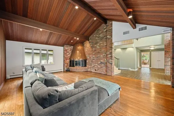 77 Macarthur Dr, Clifton City, NJ 07013