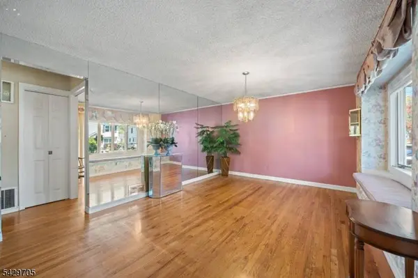 43 Elm Hill Rd, Clifton City, NJ 07013