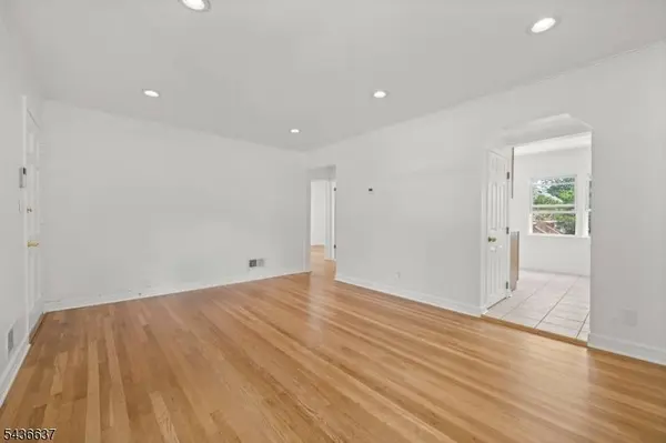 166 Beverly Hill Rd, Clifton City, NJ 07012