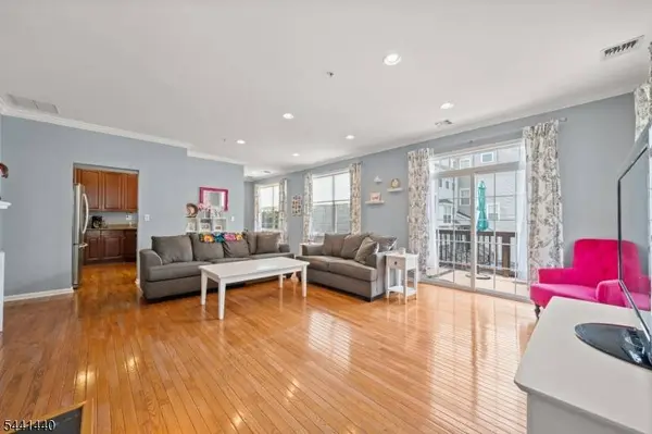 177 Winchester Ct, Clifton City, NJ 07013