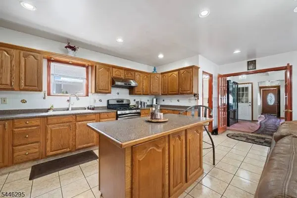 22 George St, Clifton City, NJ 07011