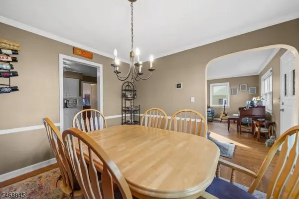 29 Larkspur Ln, Clifton City, NJ 07013