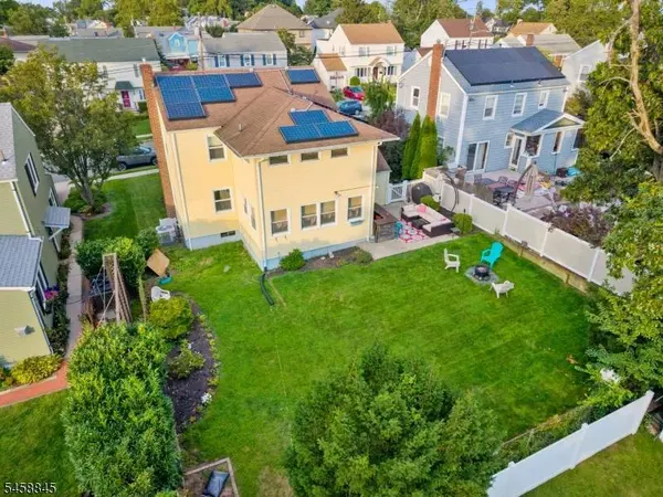 29 Larkspur Ln, Clifton City, NJ 07013