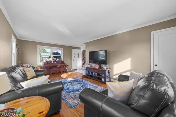29 Larkspur Ln, Clifton City, NJ 07013