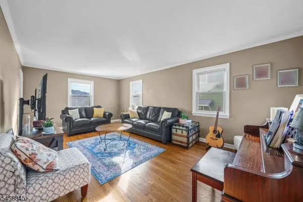 29 Larkspur Ln, Clifton City, NJ 07013