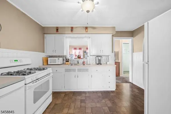 29 Larkspur Ln, Clifton City, NJ 07013