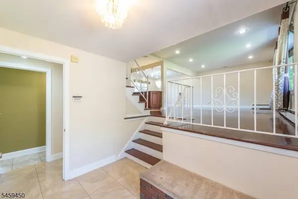 65 Daniels Dr, Clifton City, NJ 07013
