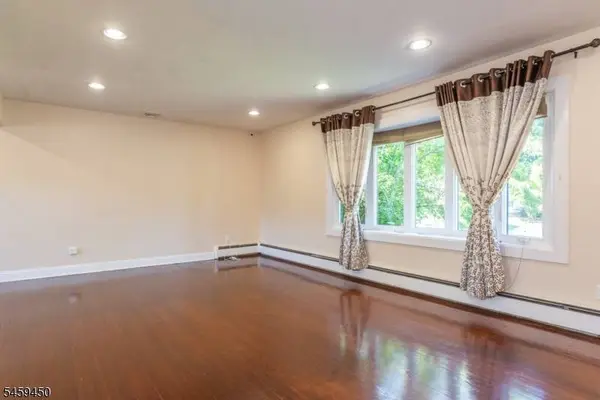65 Daniels Dr, Clifton City, NJ 07013