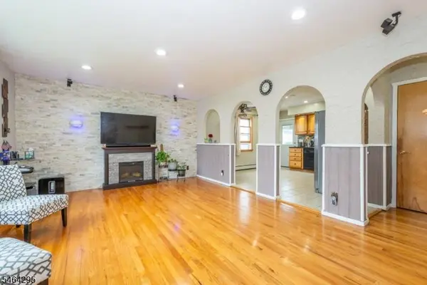 34 Meadow Ln, Clifton City, NJ 07012