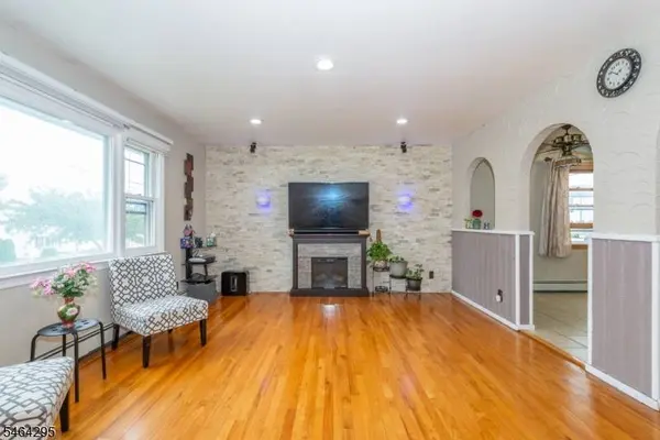 34 Meadow Ln, Clifton City, NJ 07012