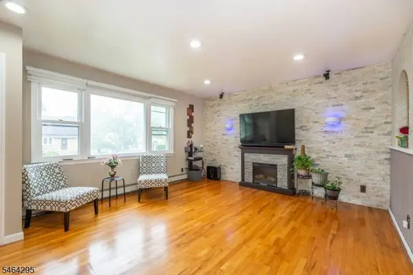 34 Meadow Ln, Clifton City, NJ 07012