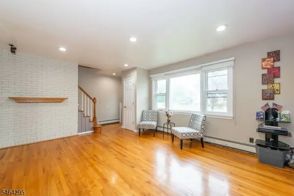 34 Meadow Ln, Clifton City, NJ 07012