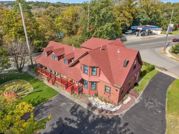 891 River Dr, Elmwood Park Boro, NJ 07407