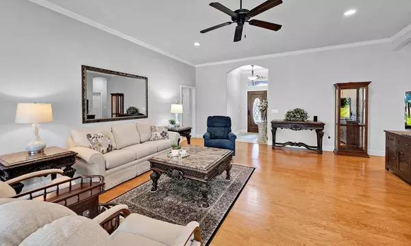 100 Silver Spur Trail, Mcgregor, TX 76657