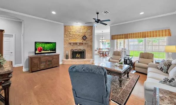 100 Silver Spur Trail, Mcgregor, TX 76657