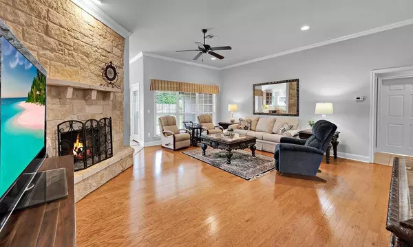 100 Silver Spur Trail, Mcgregor, TX 76657