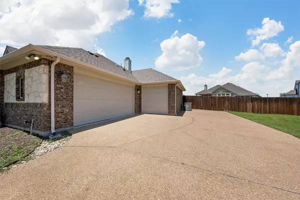 415 Sagebrush LN, Mcgregor, TX 76657
