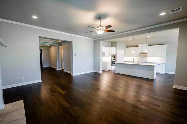 918 Edinburgh Drive, Mcgregor, TX 76657