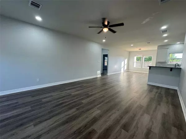 329 Rogers Street, Mcgregor, TX 76657