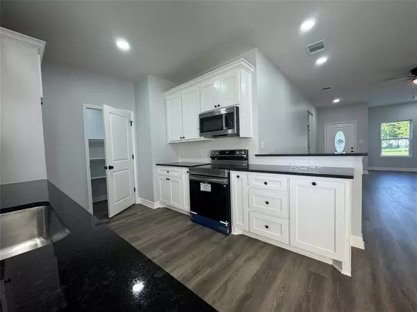 329 Rogers Street, Mcgregor, TX 76657