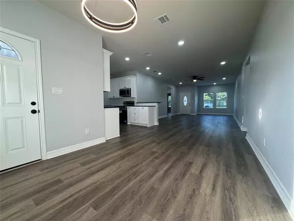 329 Rogers Street, Mcgregor, TX 76657