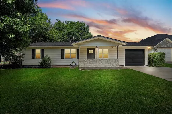 105 Alamo Drive, Mcgregor, TX 76657