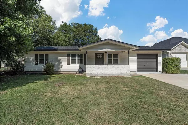 105 Alamo Drive, Mcgregor, TX 76657