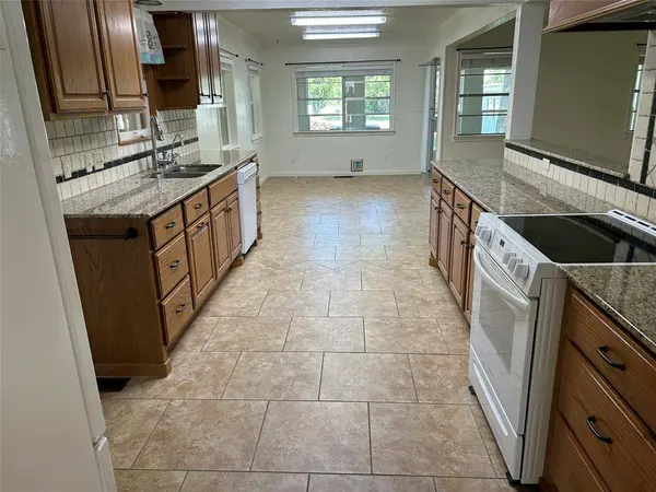 621 N Lone Star Parkway, Mcgregor, TX 76657