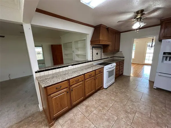 621 N Lone Star Parkway, Mcgregor, TX 76657