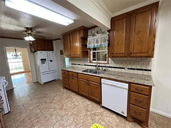 621 N Lone Star Parkway, Mcgregor, TX 76657