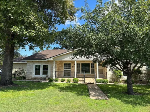 621 N Lone Star Parkway, Mcgregor, TX 76657