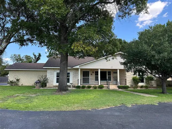 621 N Lone Star Parkway, Mcgregor, TX 76657