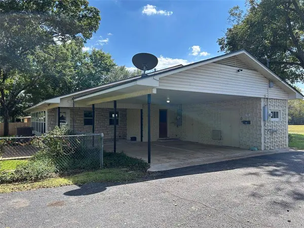 621 N Lone Star Parkway, Mcgregor, TX 76657