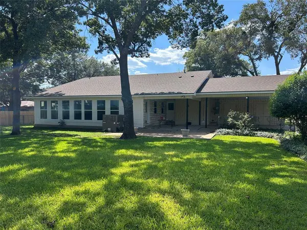 621 N Lone Star Parkway, Mcgregor, TX 76657