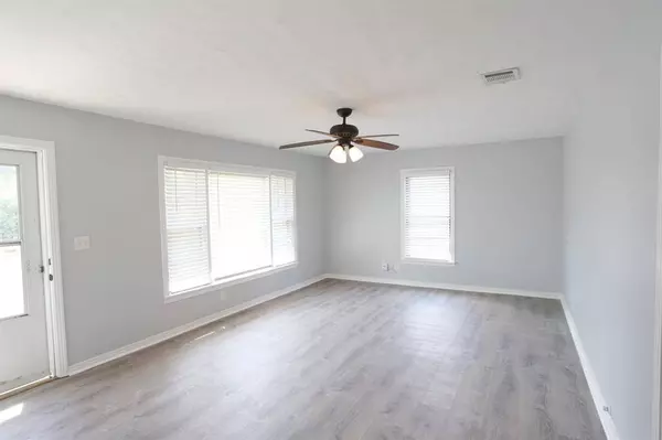 1020 S Adams Street, Mcgregor, TX 76657