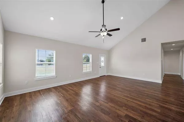 805 N Main Street, Mcgregor, TX 76657