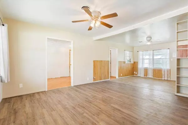 104 Crockett Street, Mcgregor, TX 76657