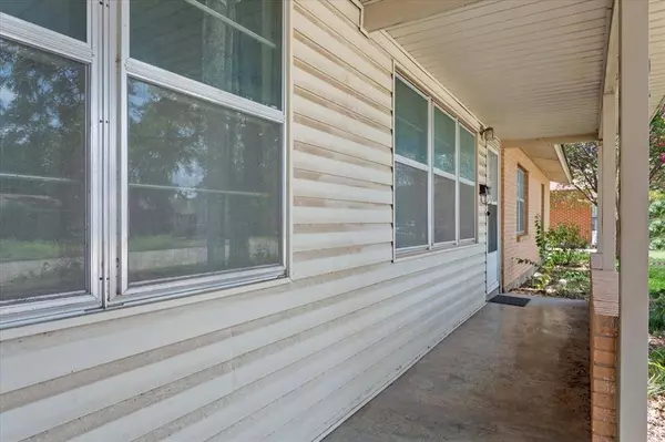 104 Crockett Street, Mcgregor, TX 76657