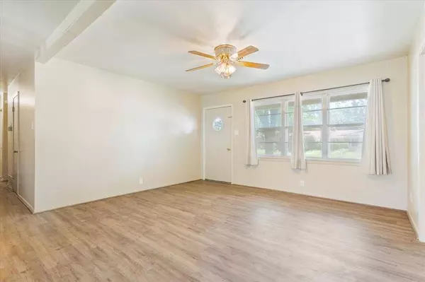 104 Crockett Street, Mcgregor, TX 76657