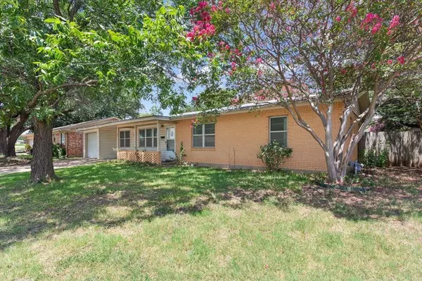 104 Crockett Street, Mcgregor, TX 76657