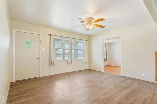 104 Crockett Street, Mcgregor, TX 76657