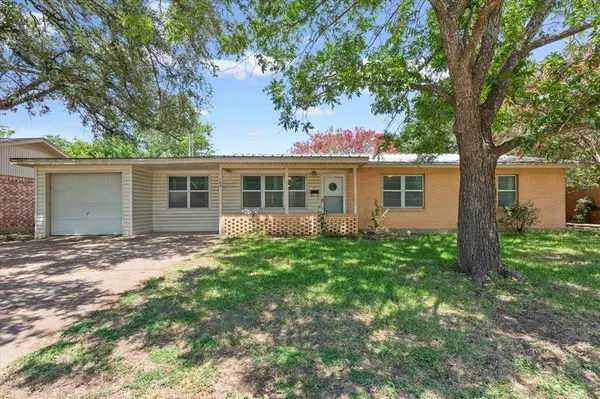 104 Crockett Street, Mcgregor, TX 76657