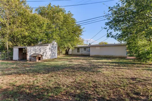 205 Laurel Lane, Mcgregor, TX 76657