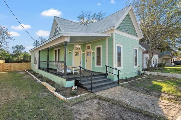 404 6th Street W, Mcgregor, TX 76657