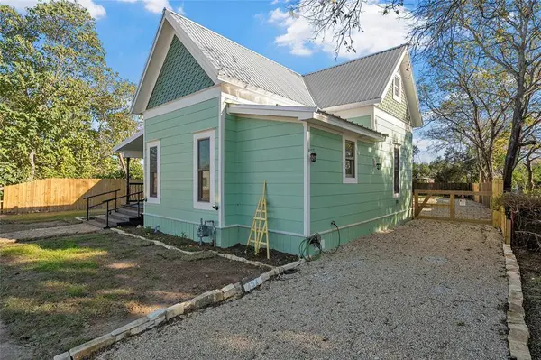 404 6th Street W, Mcgregor, TX 76657