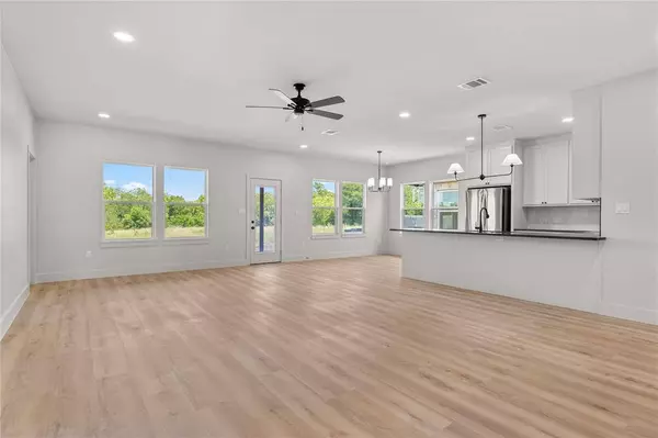 98 Arthur Avenue, Mcgregor, TX 76657