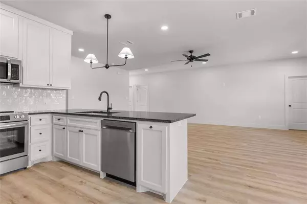 98 Arthur Avenue, Mcgregor, TX 76657